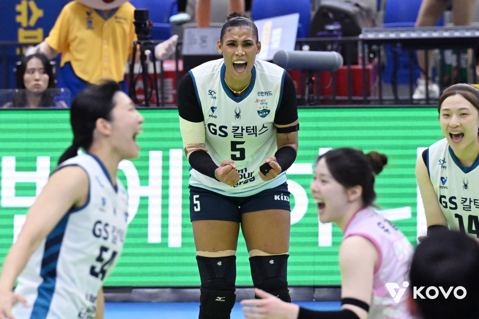 GS칼텍스 실바(5번)가 11일 수원체육관에서 열린 현대건설과 V리그 원정경기서 득점한 뒤 포효하고 있다. 사진제공|KOVO