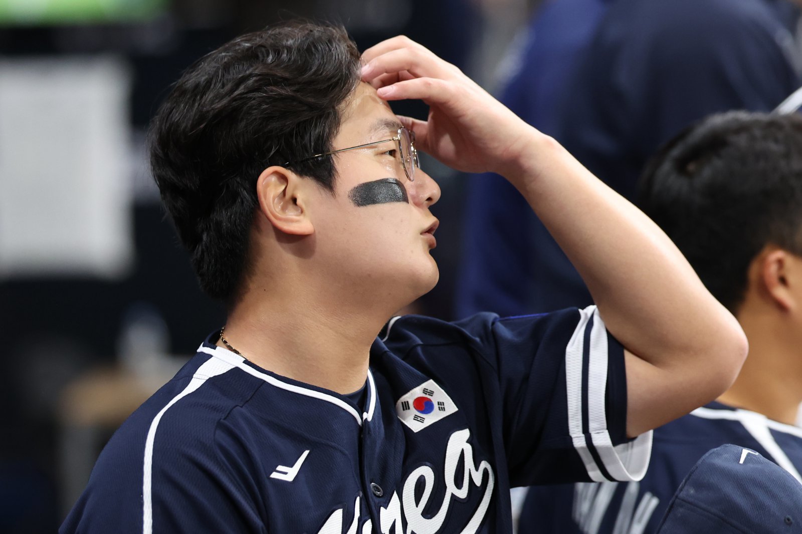 한화 김서현은 정규시즌 막판부터 부진한 투구를 이어오고 있다. 하지만 동료는 그에게 따뜻한 말을 건네며 함께 반등을 기대하고 있다.|뉴시스