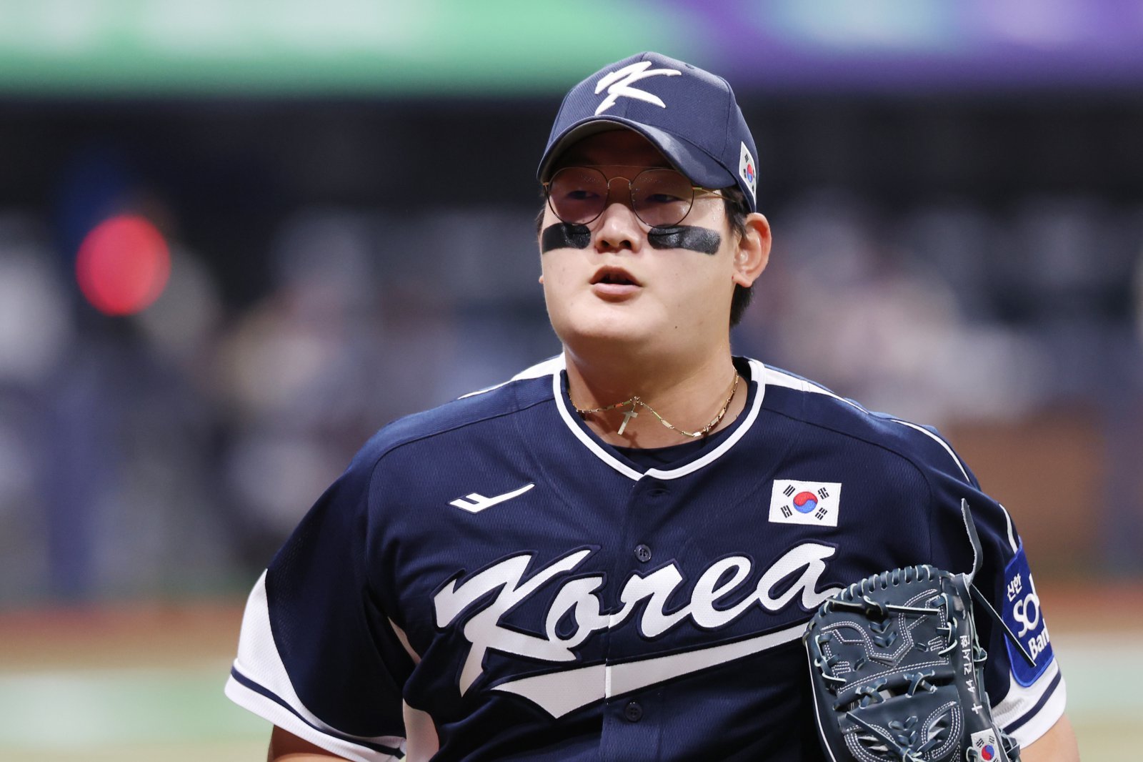 한화 김서현은 정규시즌 막판부터 부진한 투구를 이어오고 있다. 하지만 동료는 그에게 따뜻한 말을 건네며 함께 반등을 기대하고 있다.|뉴시스