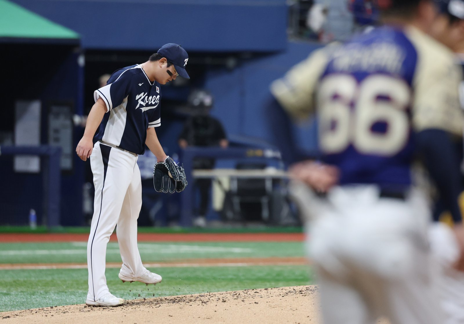 한화 김서현은 정규시즌 막판부터 부진한 투구를 이어오고 있다. 하지만 동료는 그에게 따뜻한 말을 건네며 함께 반등을 기대하고 있다.|뉴시스