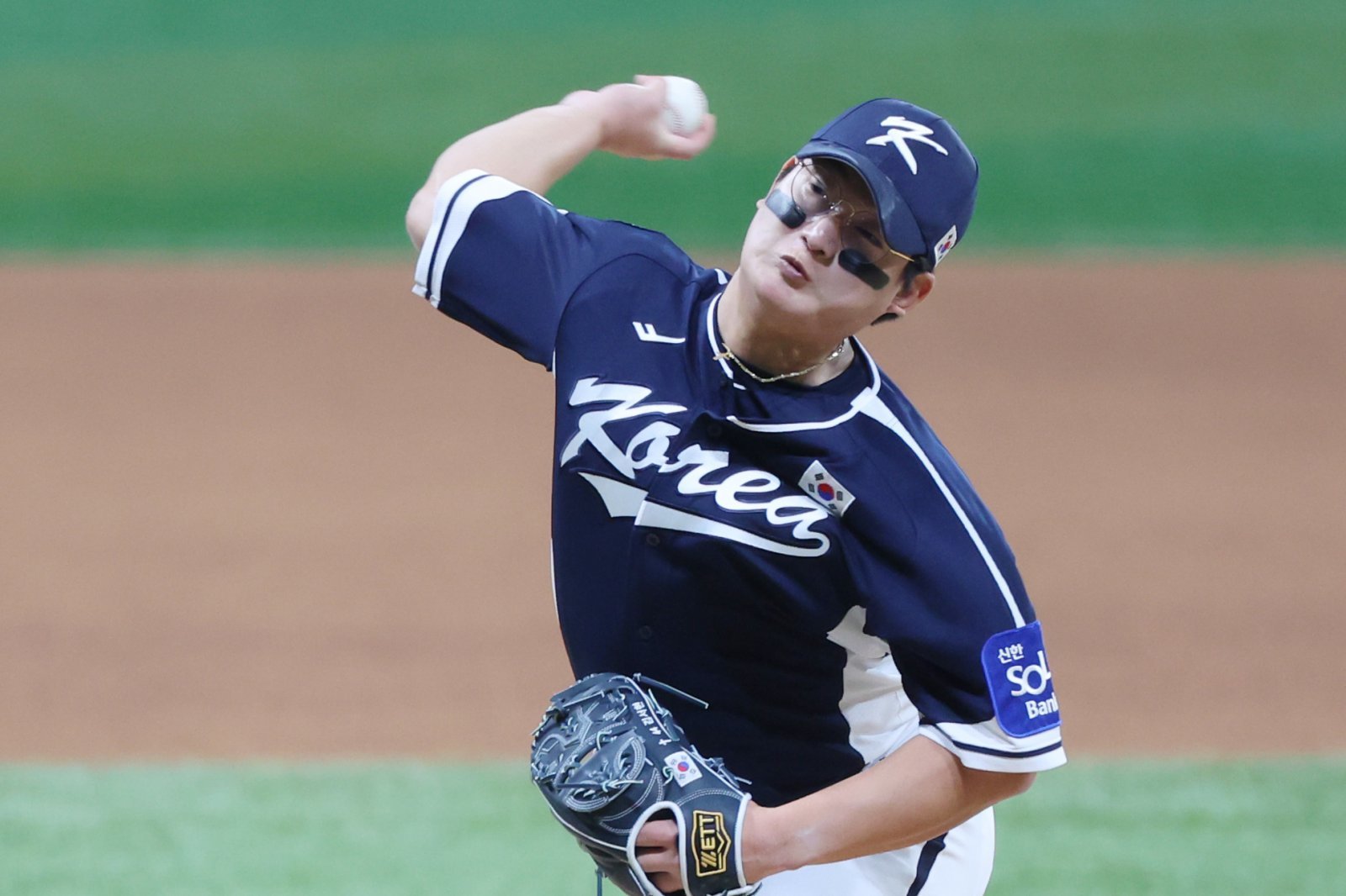 한화 김서현은 정규시즌 막판부터 부진한 투구를 이어오고 있다. 하지만 동료는 그에게 따뜻한 말을 건네며 함께 반등을 기대하고 있다.|뉴시스