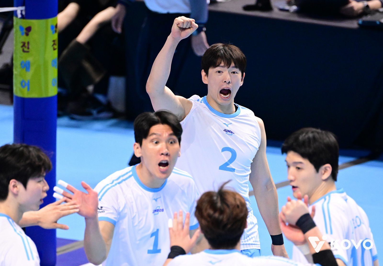 대한항공 한선수(2번)과 선수들이 12일 인천 계양체육관에서 열린 삼성화재와 홈경기 도중 득점한 뒤 한데 모여 기뻐하고 있다. 사진제공|KOVO