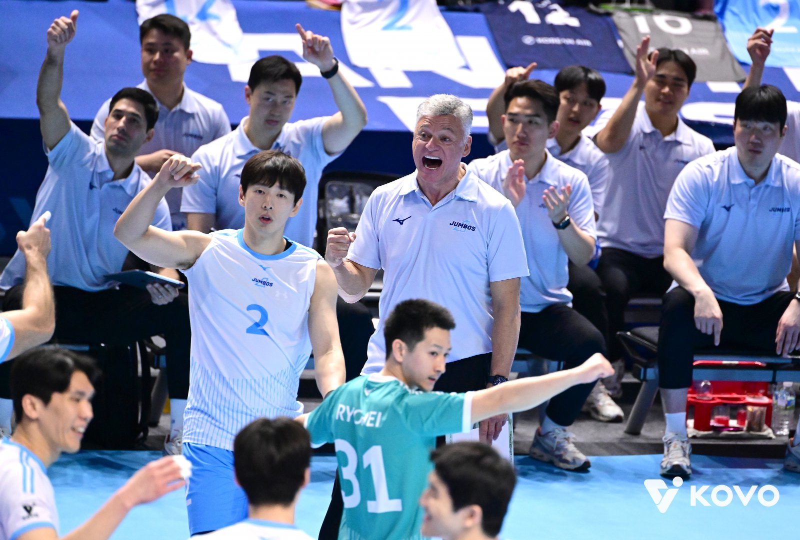 대한항공 헤난 달 조토 감독(가운데)와 선수단이 12일 인천 계양체육관에서 열린 삼성화재와 홈경기 도중 득점한 뒤 기뻐하고 있다. 사진제공|KOVO