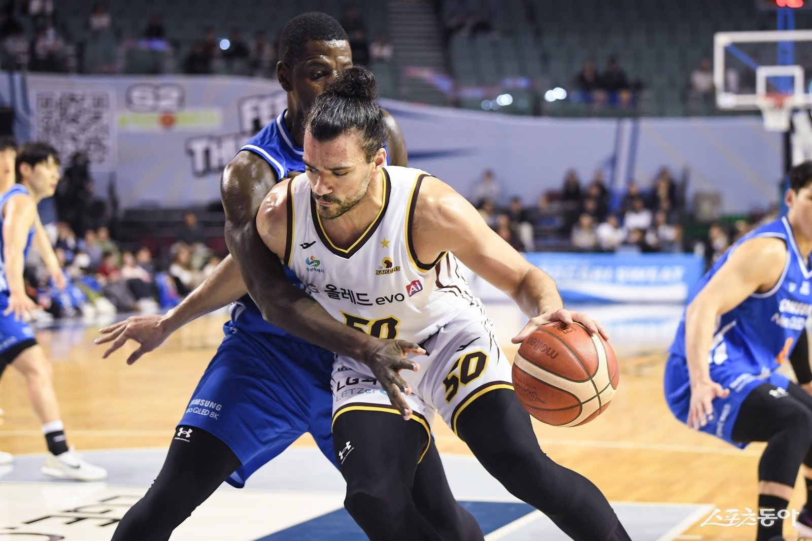 LG 아셈 마레이(50번)가 12일 잠실실내체육관에서 열린 삼성전 도중 앤드류 니콜슨의 수비를 피해 돌파를 시도하고 있다. 사진제공｜KBL