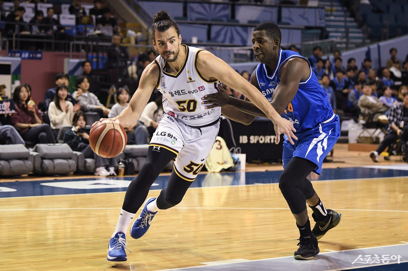 LG 아셈 마레이(50번)가 12일 잠실실내체육관에서 열린 삼성전 도중 앤드류 니콜슨의 수비를 피해 돌파를 시도하고 있다. 사진제공｜KBL