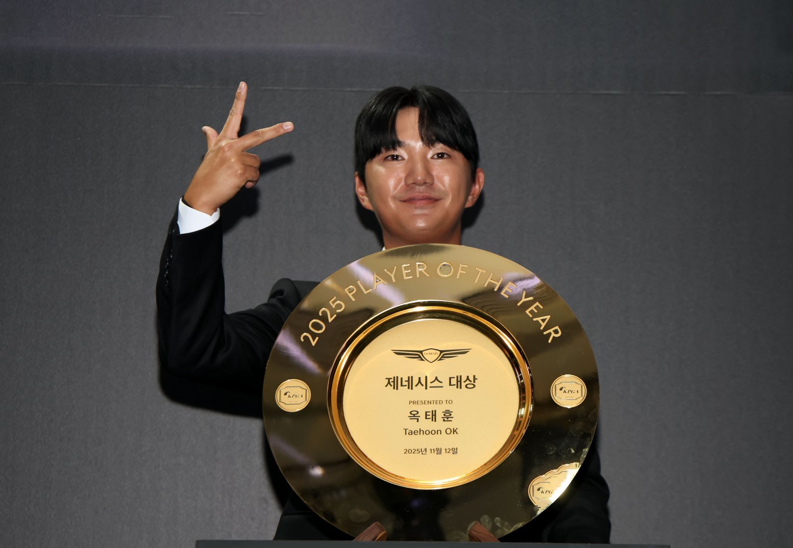 제네시스 대상을 수상한 뒤 자신의 올 시즌 승수인 3을 의미하며 손가락 세 개를 편 뒤 포즈를 취한 옥태훈. 사진제공 | KPGA