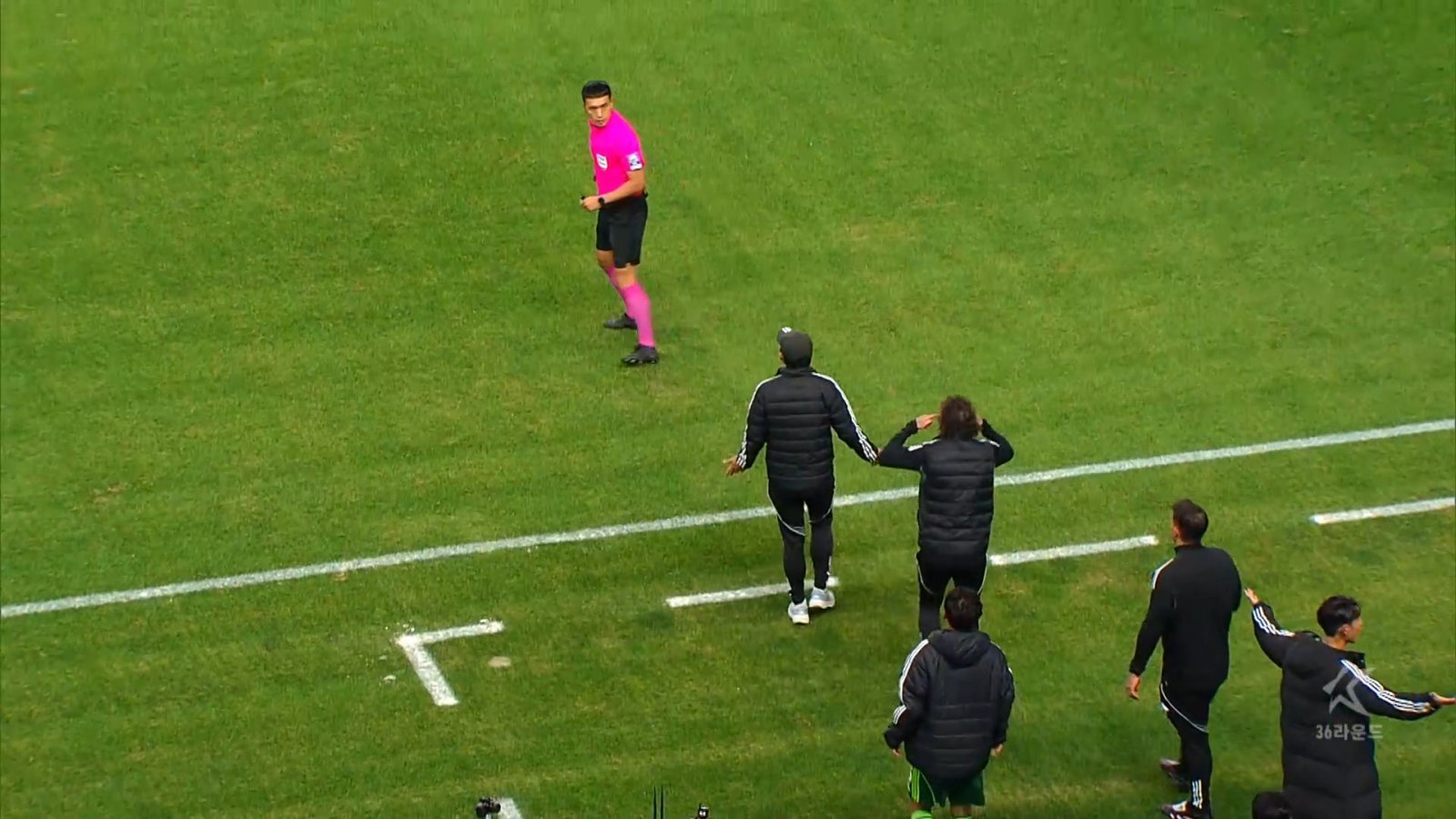 눈을 찢는 행위였을까? 똑바로 판정하라는 의미일까? 타리코 전북 코치가 8일 전주월드컵경기장서 열린 대전하나전 도중 했던 손가락 제스처에 대한 해석을 놓고 심판들과 전북의 입장이 평행선을 달린 가운데 한국프로축구심판협의회가 빠르게 ‘인종차별’로 규정했다. 사진출처|쿠팡플레이 중계화면 캡처