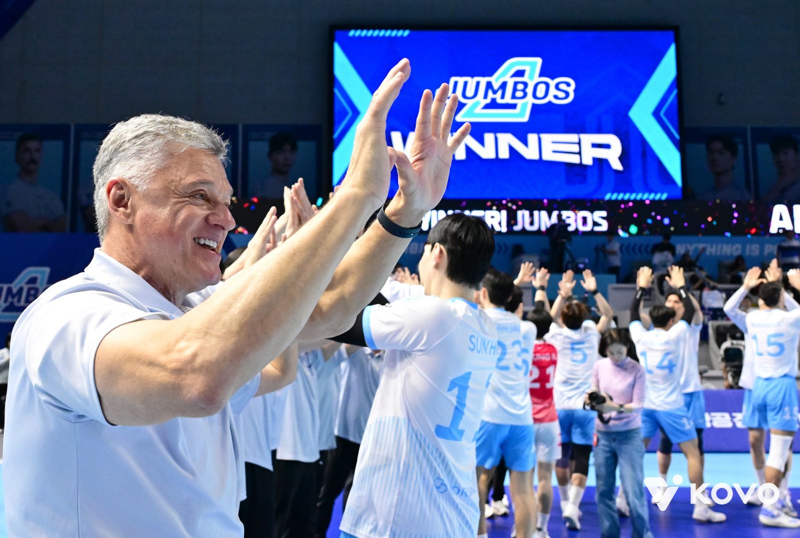 헤난 달 조토 대한항공 감독이 12일 인천 계양체육관에서 열린 삼성화재와 홈경기에서 세트 스코어 3-0 완승을 거둔 뒤 선수들과 손뼉을 마주치며 기뻐하고 있다. 사진제공|KOVO