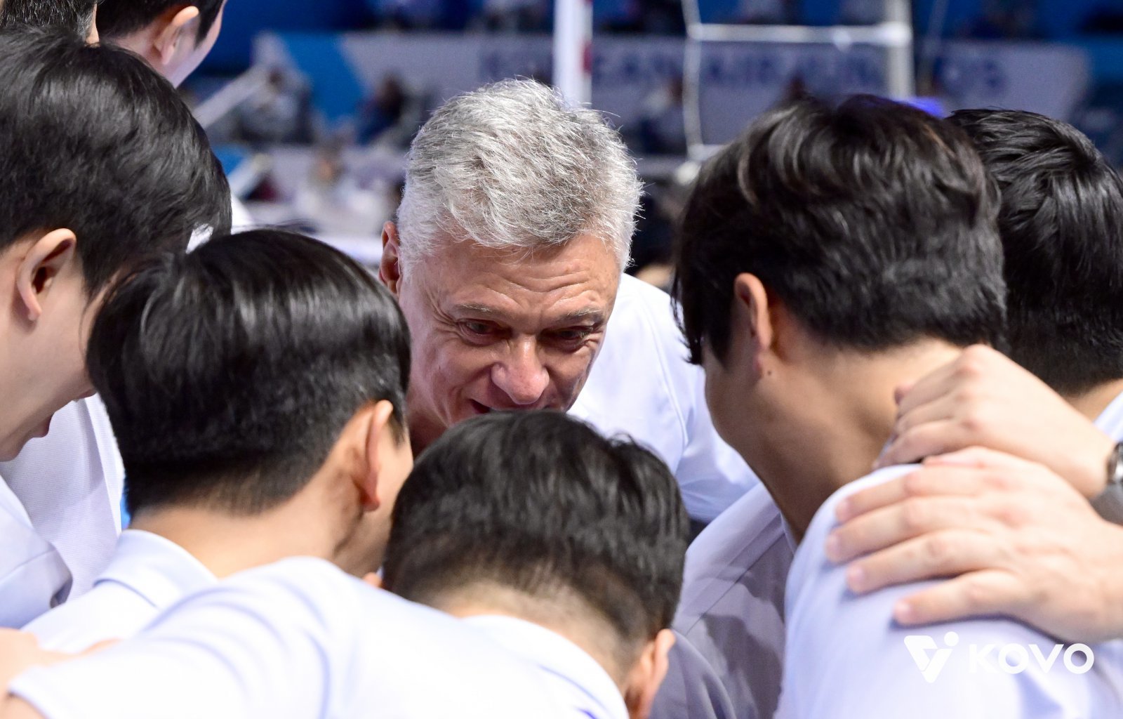 헤난 달 조토 대한항공 감독과 선수들이 12일 인천 계양체육관에서 열린 삼성화재와 홈경기에서 세트 스코어 3-0 완승을 거둔 뒤 한데 모여 기뻐하고 있다. 사진제공|KOVO