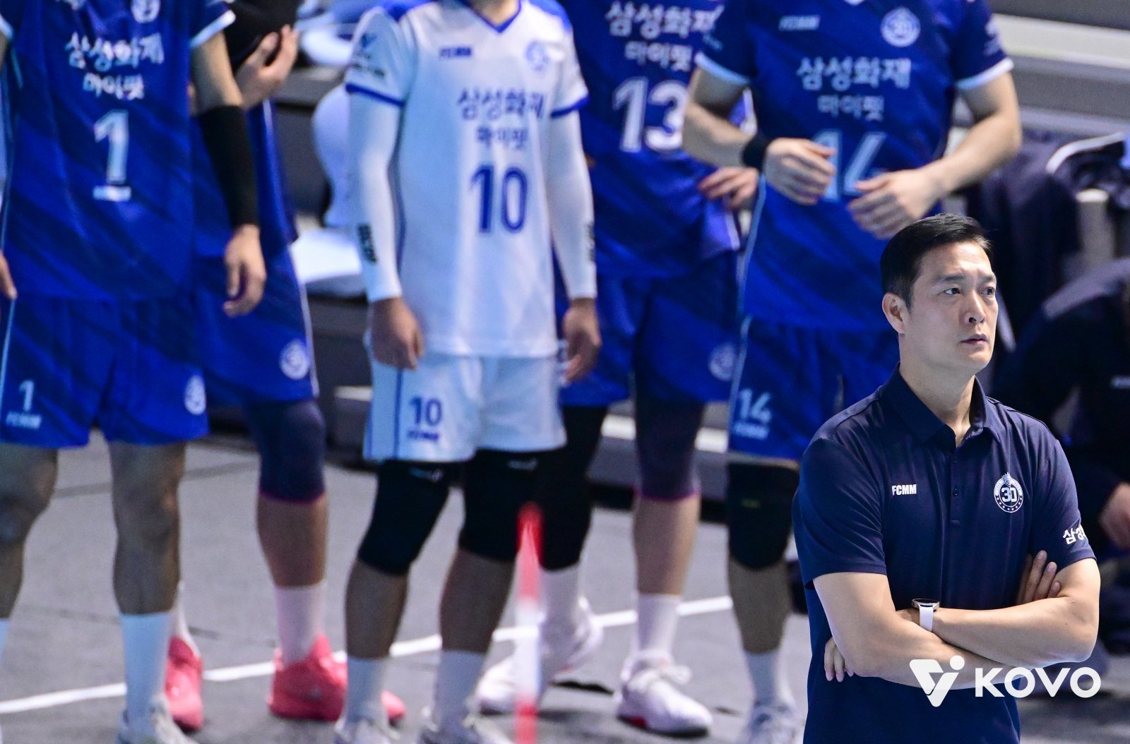 삼성화재 김상우 감독(오른쪽)이 12일 인천 계양체육관에서 열린 대한항공과 원정경기에서 코트를 바라보고 있다. 사진제공｜KOVO