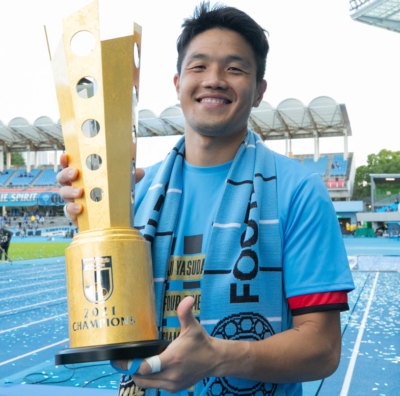 전 축구국가대표팀 골키퍼 정성룡이 올 시즌을 끝으로 10년간 몸담았던 가와사키 프론탈레를 떠나기로 결정했다. 그는 2016년 가와사키 입단 후 팀의 7차례 우승에 앞장서며 구단이 황금기를 열어젖히는 데 힘을 보탰다. 사진출처│가와사키 프론탈레 인스타그램