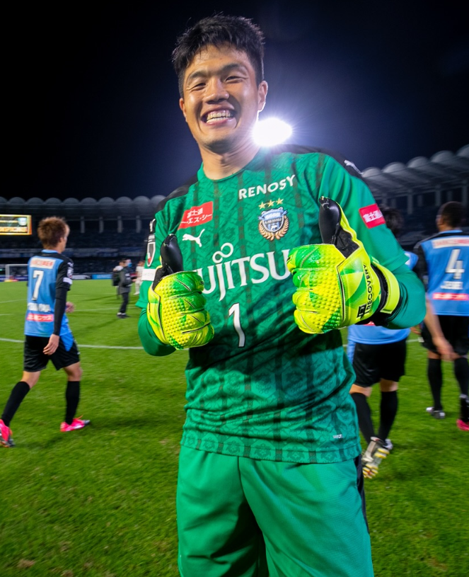 전 축구국가대표팀 골키퍼 정성룡이 올 시즌을 끝으로 10년간 몸담았던 가와사키 프론탈레를 떠나기로 결정했다. 그는 2016년 가와사키 입단 후 팀의 7차례 우승에 앞장서며 구단이 황금기를 열어젖히는 데 힘을 보탰다. 사진출처│가와사키 프론탈레 인스타그램
