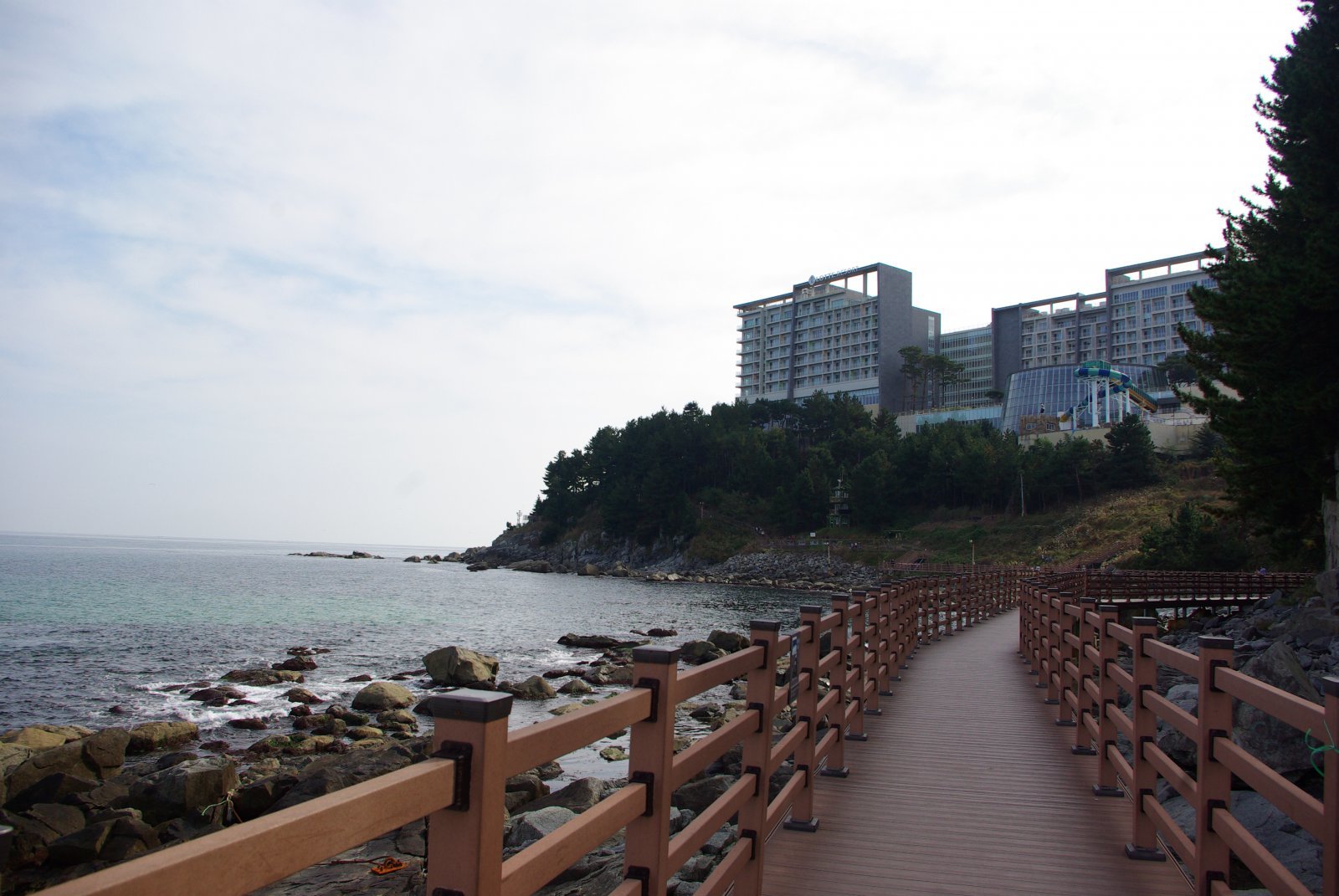외옹치 ‘바다향기로’는 왼쪽으로 바다를 끼고 다양한 이름의 구간을 걷는 아름다운 길이다. 앞쪽으로 롯데리조트가 보인다.       속초 ｜ 양형모 기자