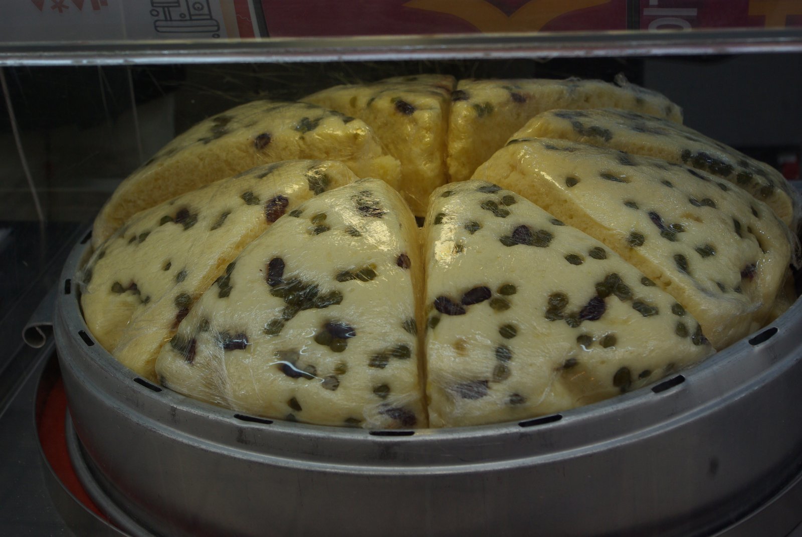 속초관광수산시장의 술빵. 촉촉하고 고소하다. 개당 5000원.