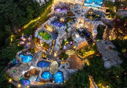 설악 워터피아의 보석 같은 ‘스파밸리’. 16개의 아름다운 테마탕에 몸을 담그다보면 시간이 훌쩍 지나간다