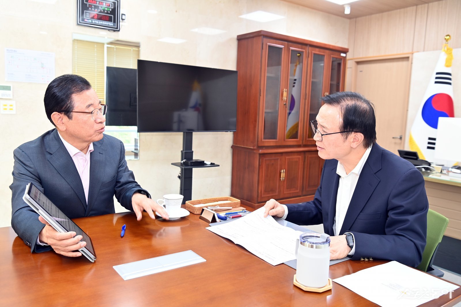 하남시는 임시청사 확보와 개청지원단 구성 등 행정적 준비를 마친 가운데, 이현재 하남시장과 임태희 경기도교육감이 신속한 개청을 위해 협력하기로 했다(왼쪽부터 하남시장, 임태희 교육감). 사진제공｜하남시
