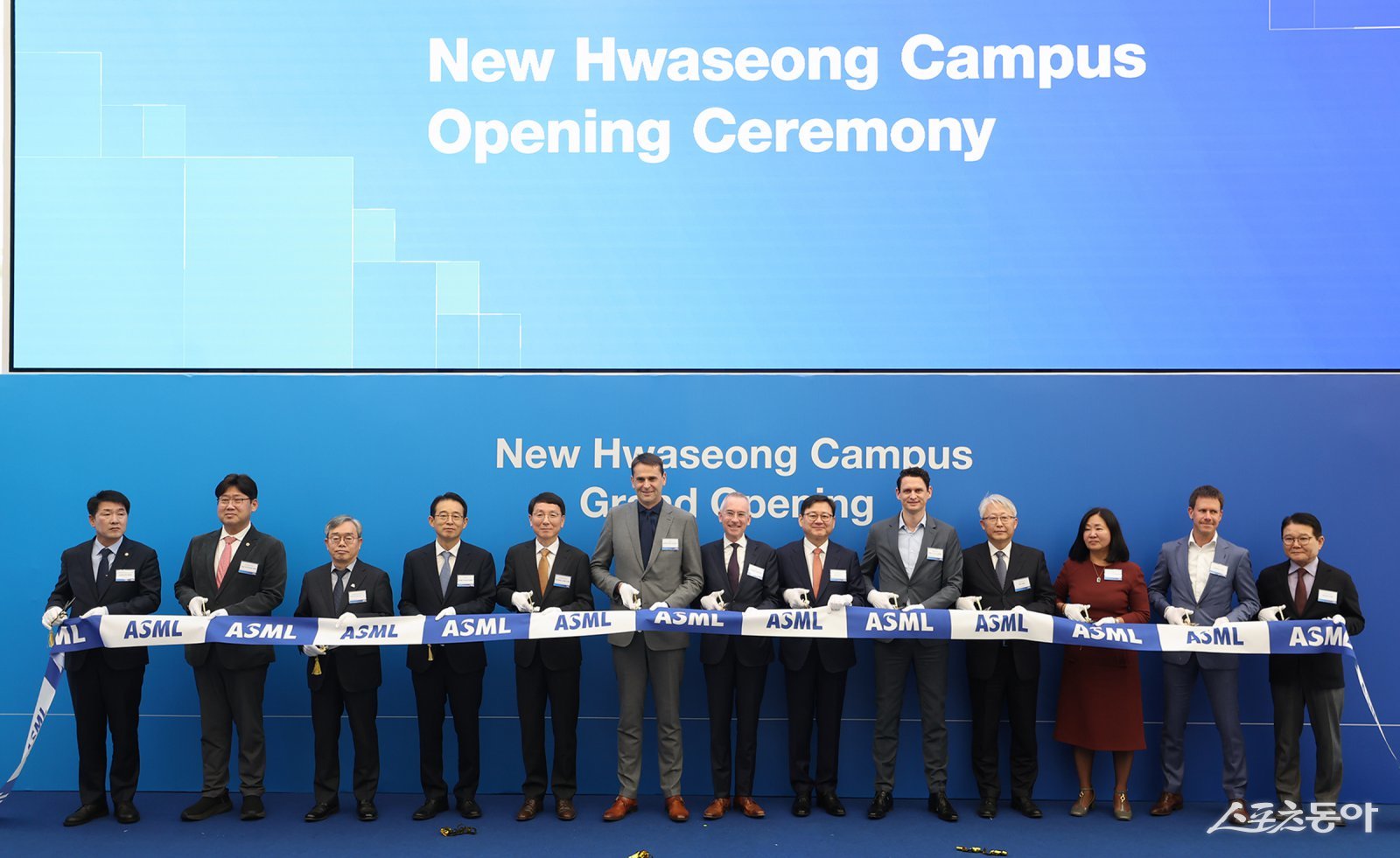 이날 준공식에는 크리스토프 푸케 ASML CEO, 최한종 ASML 코리아 대표, 강감찬 산업통상부 무역투자실장, 김성중 경기도 행정1부지사, 조승문 화성시 제2부시장, 페이터 반 더 플리트 주한 네덜란드대사 등 80여 명이 참석했다. 사진제공|경기도