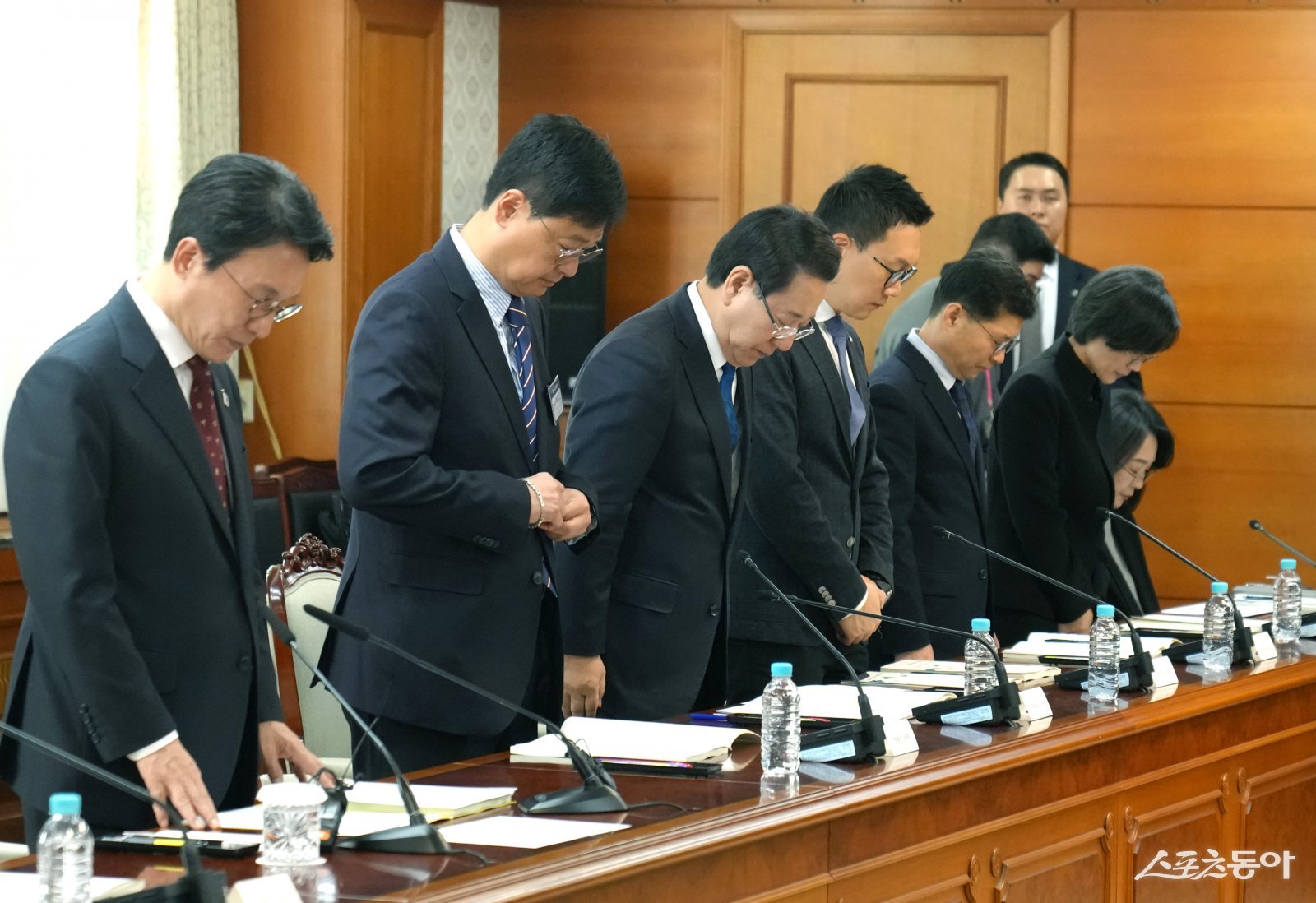 김영록 전라남도지사가 지난 12일 정부서울청사에서 열린 김민석 국무총리(위원장)를 비롯한 관계 장관, 광주광역시장, 유가족 대표 등이 참석한 가운데 ‘12·29여객기참사 피해자 지원·추모위원회 제1차 회의’에서 피해자들에 대한 묵념을 하고 있다. 사진제공=전남도