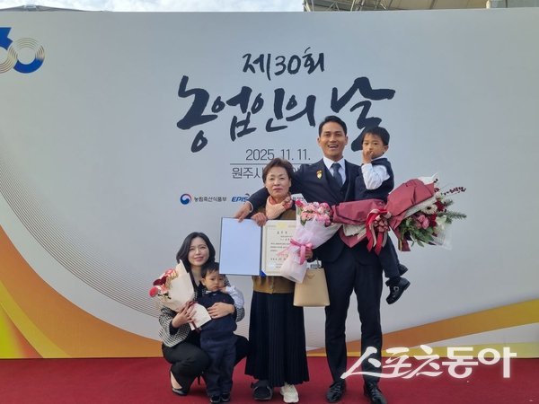 청청농업회사법인 윤문욱 대표(오른쪽)가 가족들과 기념촬영을 하고 있는 모습. 사진제공ㅣ상주시