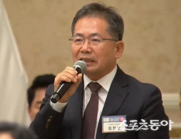 김진열 군수가 지난 12일 청와대 영빈관에서 열린 대통령 주재 국정설명회에 참석해 발언하고 있는 모습. 사진제공ㅣ군위군