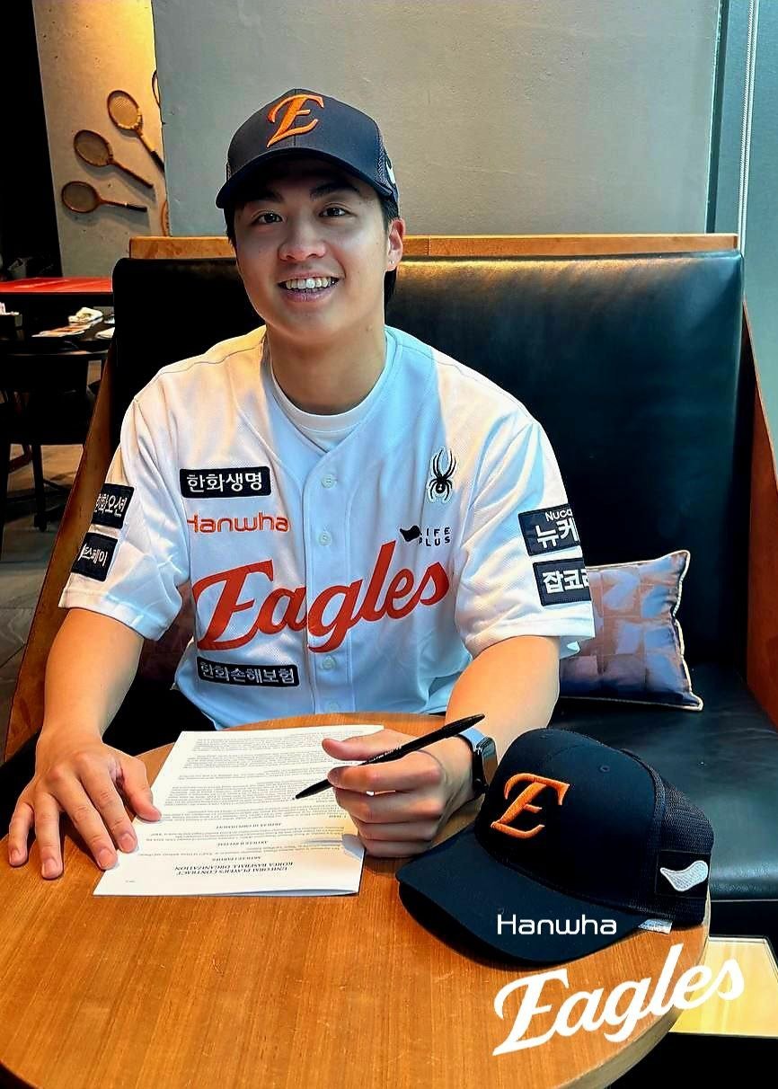 KBO리그 최초 아시아쿼터 선수를 영입한 팀은 한화 이글스였다. 13일 대만 출신 좌투수 왕옌청과 연봉 10만 달러에 사인했다. 왕옌청이 계약서에 사인하고 있다. 사진제공|한화 이글스