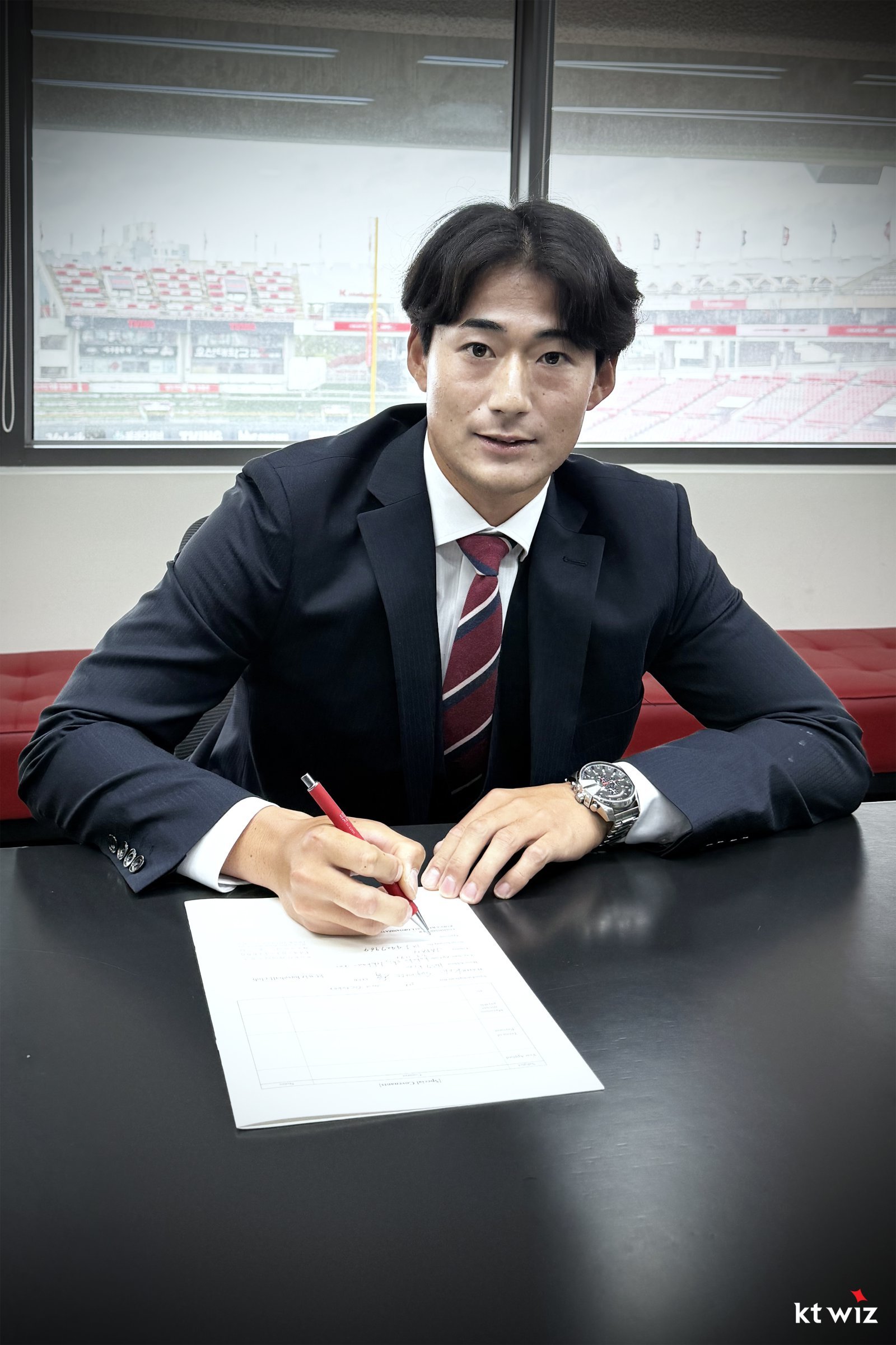 KT 위즈가 13일 아시아쿼터 우투수 스기모토 코우키를 영입했다. 스기모토는 KT 구단의 첫 아시아쿼터 선수다. 스기모토가 계약서에 사인하고 있다. 사진제공|KT 위즈