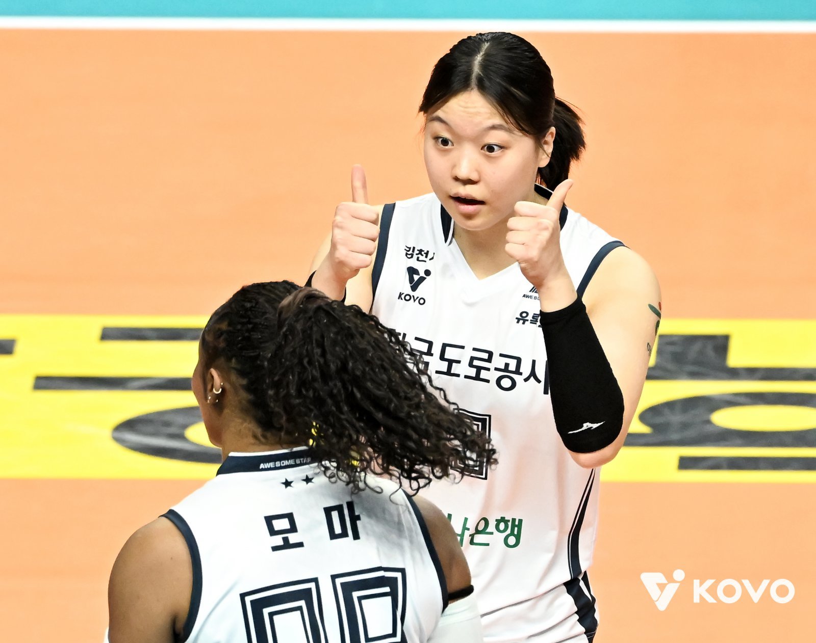 도로공사 이지윤(뒤)은 이번 시즌 신인드래프트 전체 1순위 지명을 받고 프로에 데뷔한 뒤 순항하고 있다. 지금 기세를 이어가면 팀 선배 김세빈, 김다은에 이어 도로공사의 3시즌 연속 영플레이어상 수상자 배출을 이뤄낼 수 있다. 사진제공│KOVO