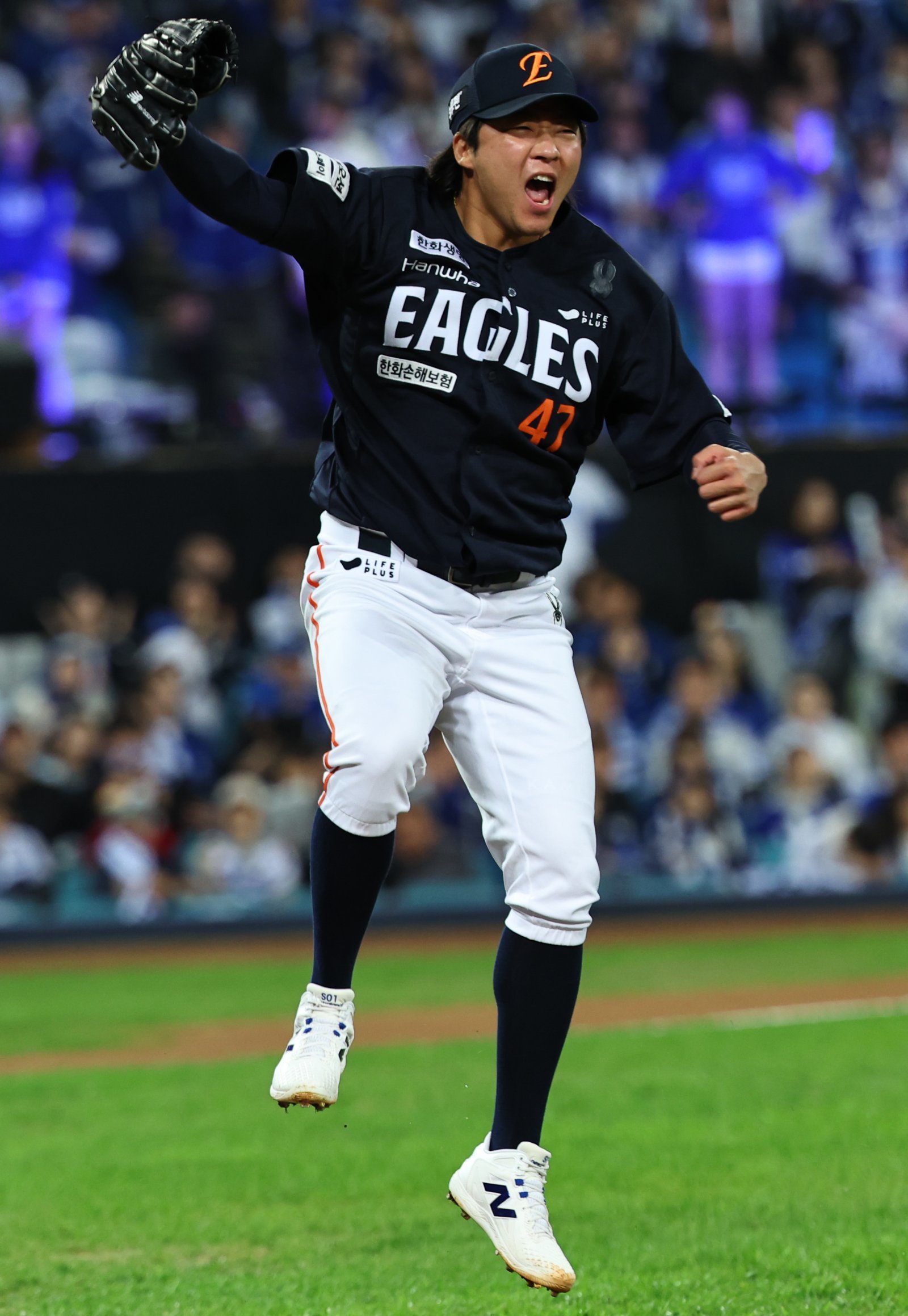 KIA 조상우, 한화 김범수, 삼성 김태훈은 2026시즌 FA 시장에서 주목 받는 순수 불펜투수다. 이들 중 첫 계약자의 계약 규모가 불펜투수의 가치를 매기는 기준이 될 수 있기에 관심이 집중되고 있다. 올해 삼성과 플레이오프에서 이닝을 마무리한 뒤 환호하는 한화 김범수. 뉴시스