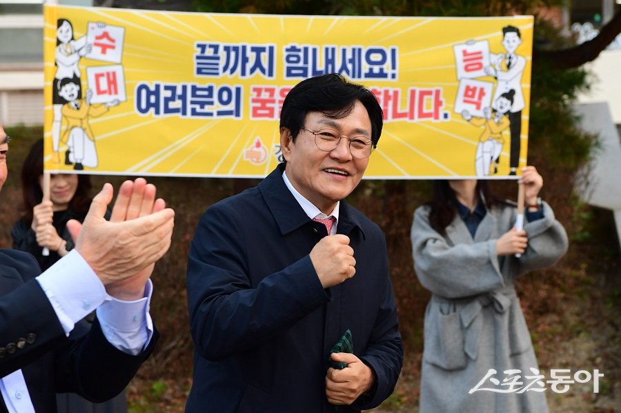 박용철 강화군수, 수능일 관내 수험장 찾아 수험생과 학부모를 격려했다. 사진제공|강화군청
