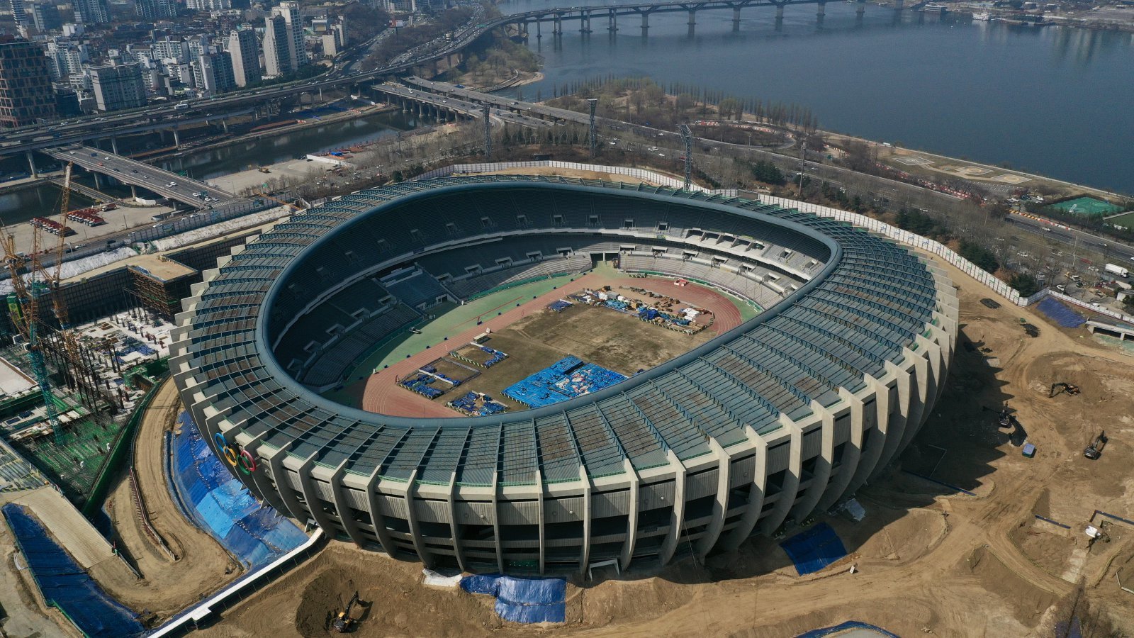 올해 3월 잠실올림픽주경기장의 리모델링 공사가 진행되고 있는 모습. 뉴시스