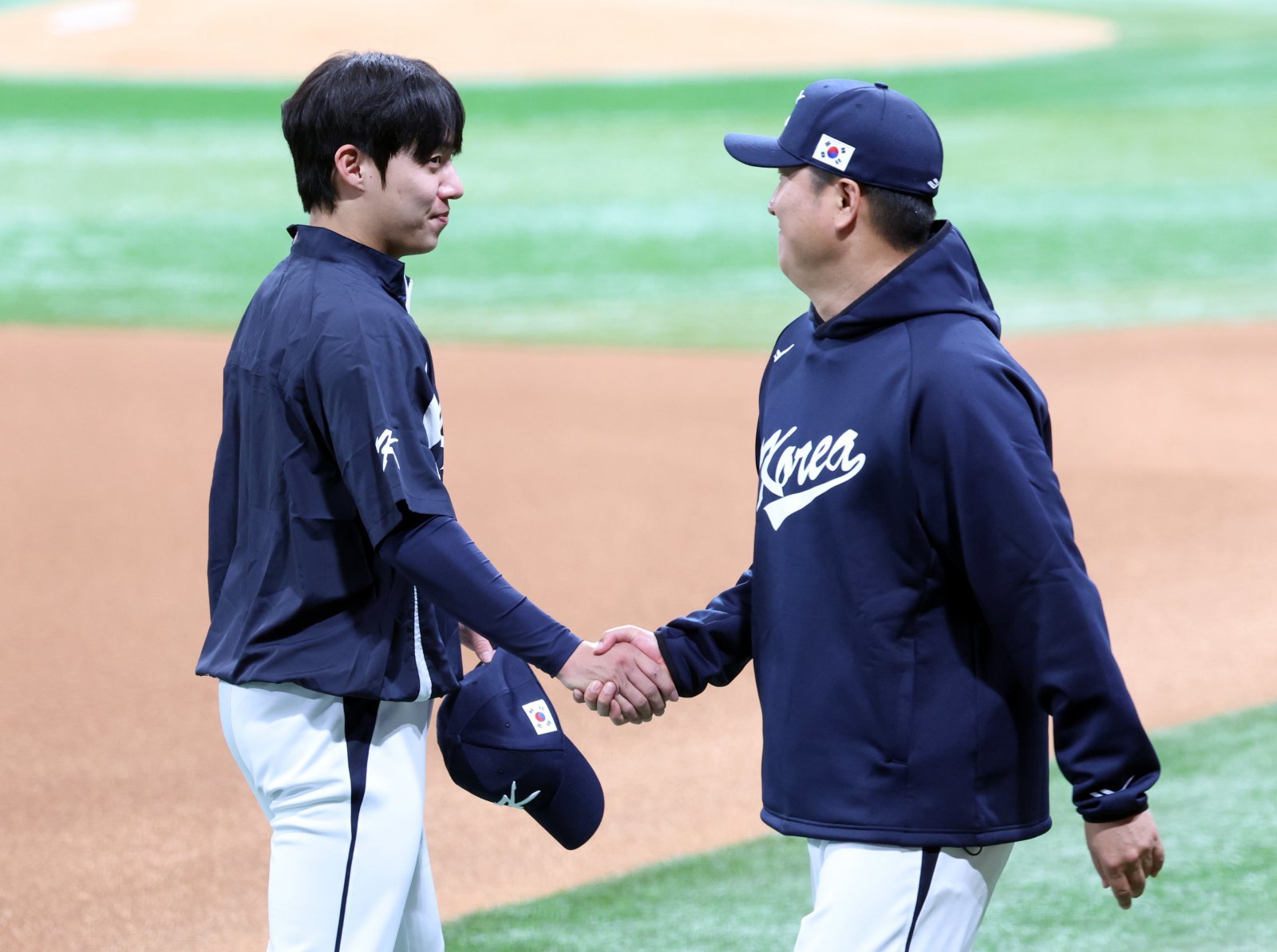 삼성 원태인(왼쪽)은 ‘K-베이스볼 시리즈’에 차출된 투수 중 세 번째로 나이가 많다. 고참으로서 후배들에게 아낌없는 조언을 건네며 책임감 있는 모습을 보이려고 한다.|뉴시스