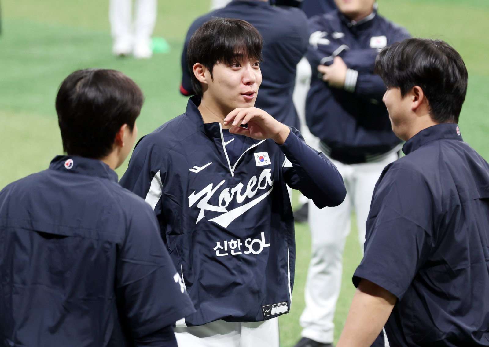 삼성 원태인(가운데)은 ‘K-베이스볼 시리즈’에 차출된 투수 중 세 번째로 나이가 많다. 고참으로서 후배들에게 아낌없는 조언을 건네며 책임감 있는 모습을 보이려고 한다.|뉴시스