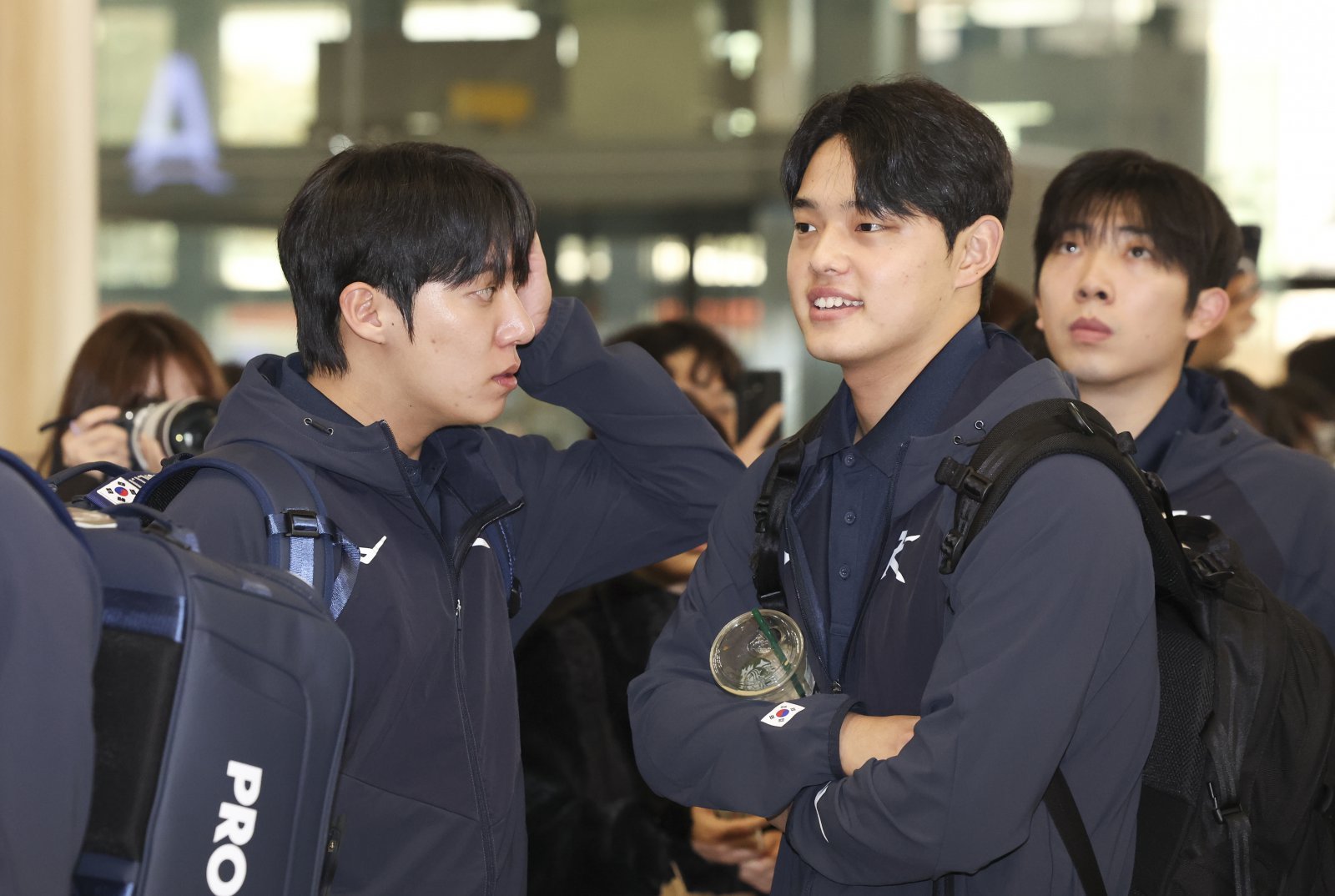 삼성 원태인(왼쪽)은 ‘K-베이스볼 시리즈’에 차출된 투수 중 세 번째로 나이가 많다. 고참으로서 후배들에게 아낌없는 조언을 건네며 책임감 있는 모습을 보이려고 한다.|뉴시스