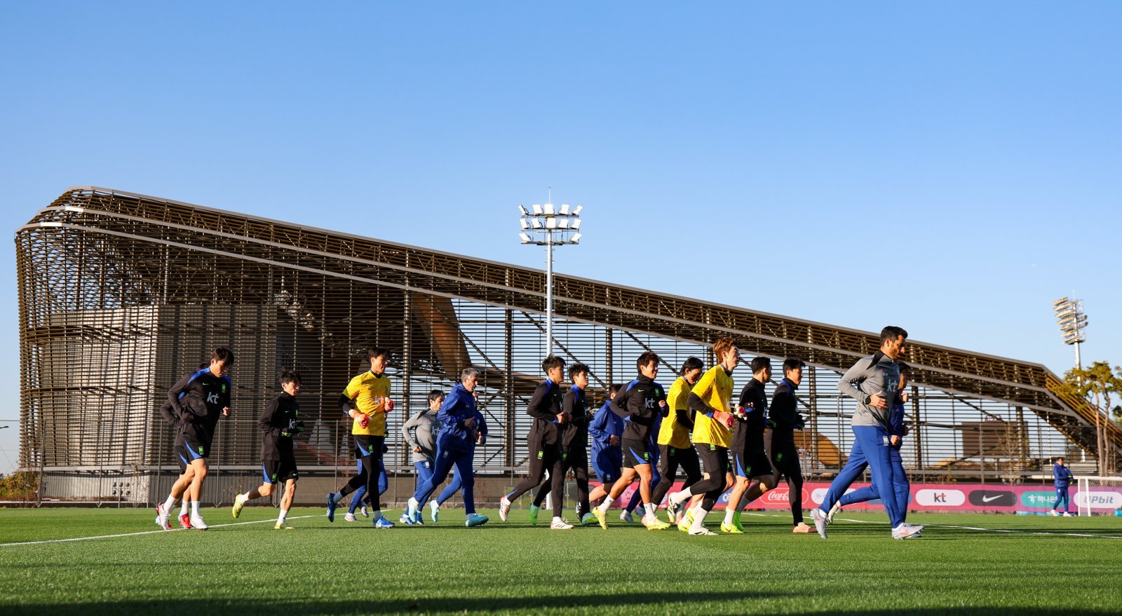 축구국가대표팀은 올해 9월 개관한 충남 천안 소재 축구센터를 거점으로 삼았지만 11월 소집 기간 이곳에 머무른 시간은 사흘이 채 안 됐다. 소집 기간 센터를 최대한 활용할 수 있는 방안을 찾아야 한다. 사진은 10일 첫 소집 당시 축구센터에서 훈련하는 선수들. 천안│뉴시스