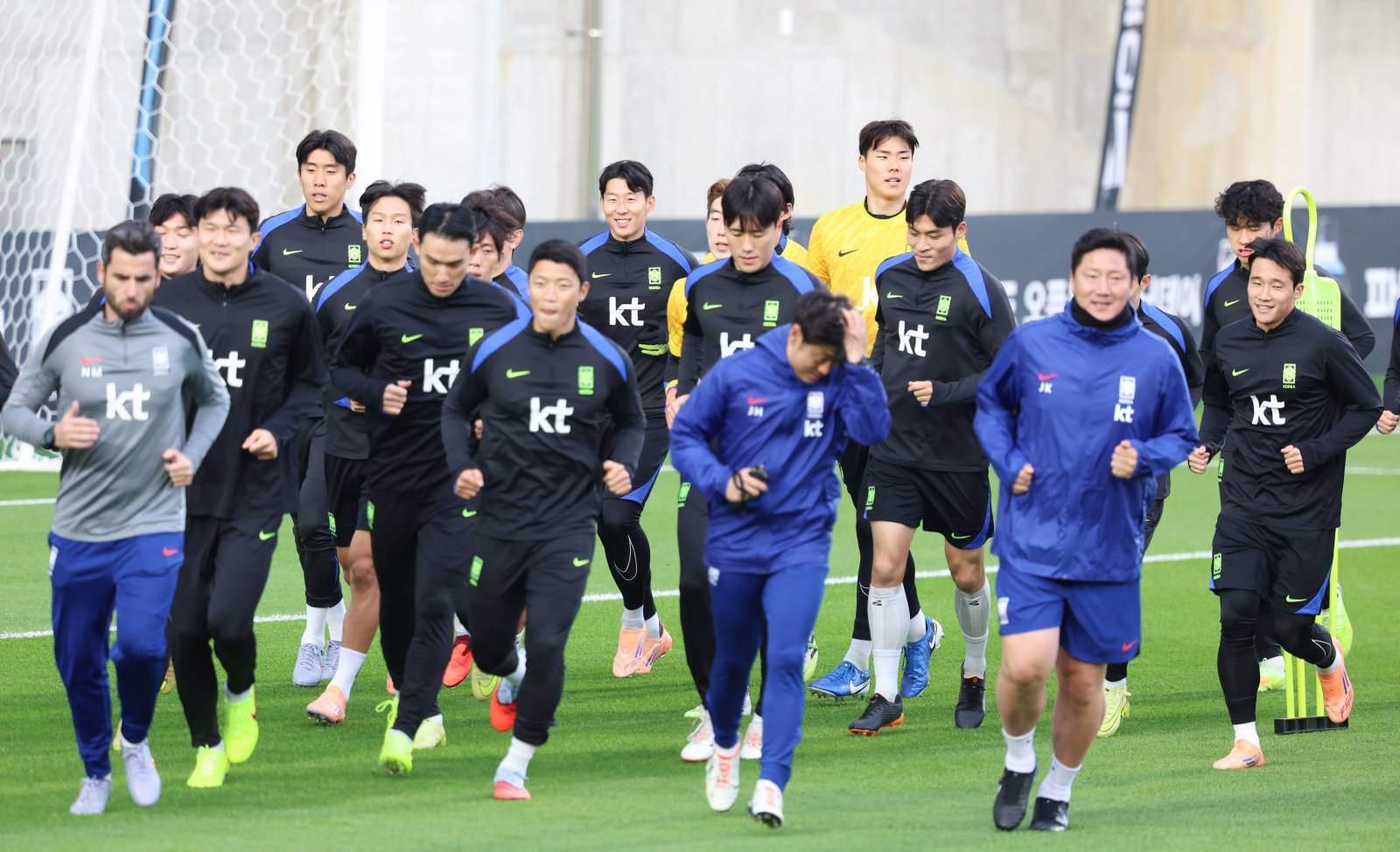 주장 손흥민과 황희찬 등 축구대표팀 선수들이 11일 충남 천안의 대한민국축구종합센터에서 열린 오픈 트레이닝에서 러닝으로 몸을 풀고 있다. 천안|뉴시스