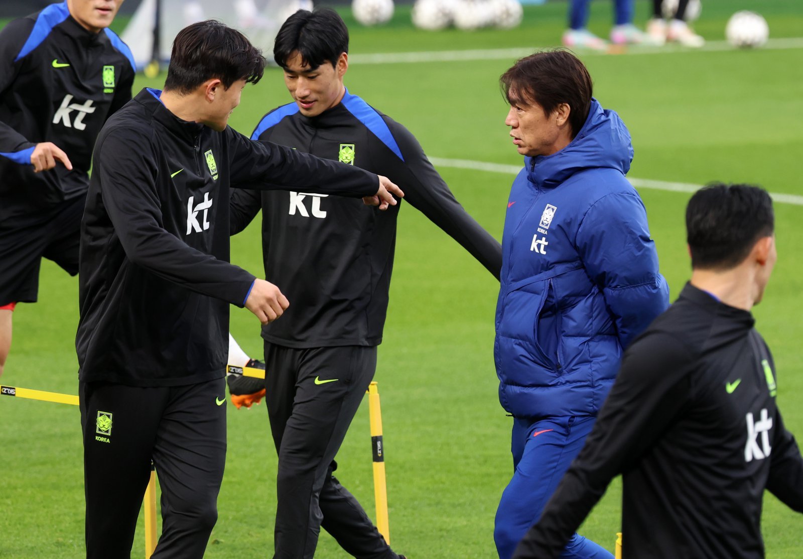 축구대표팀 중앙수비수 김민재와 홍명보 감독이 11일 충남 천안 대한민국축구종합센터에서 진행된 오픈 트레이닝 도중 대화하고 있다. 천안|뉴시스
