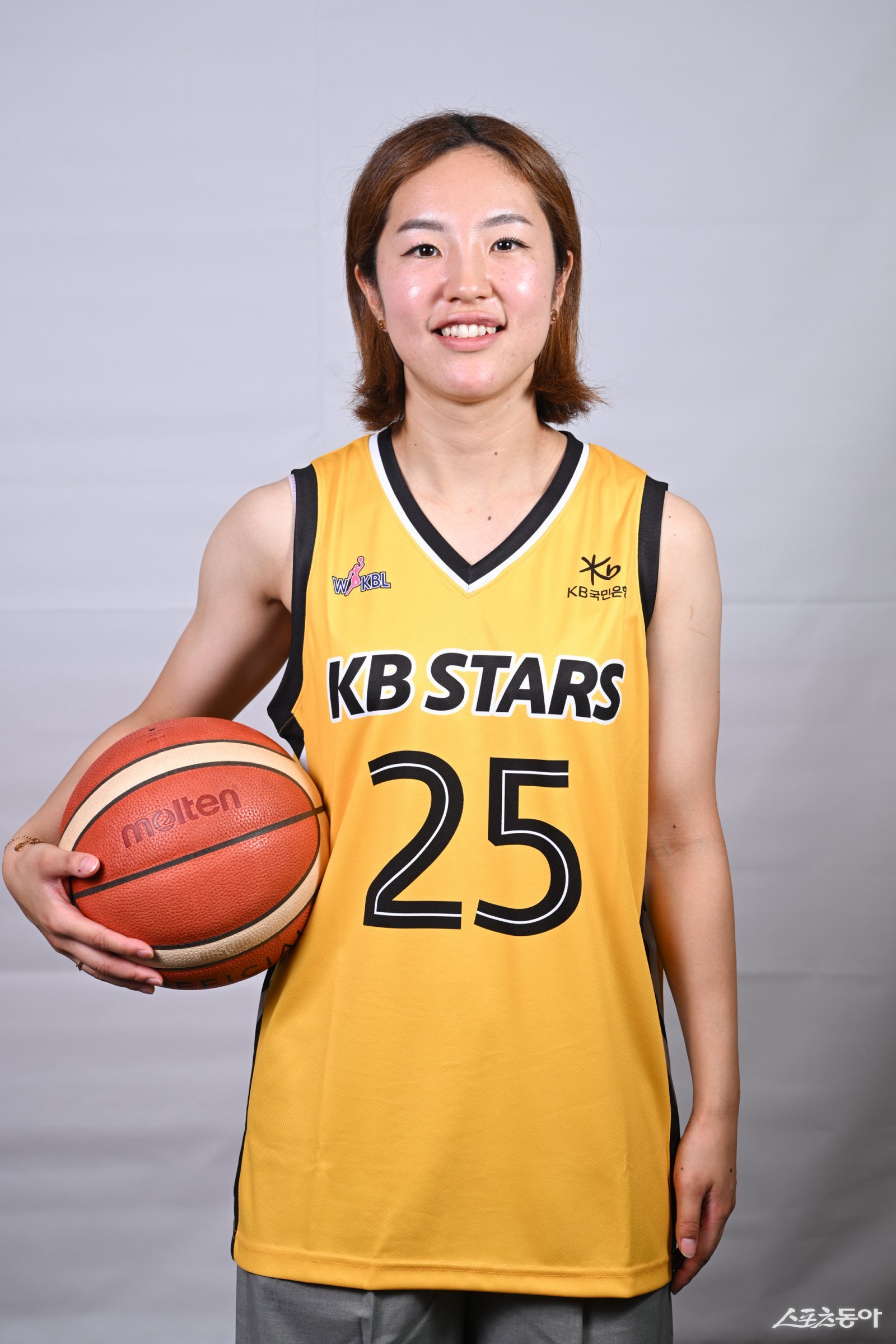WKBL 아시아쿼터 제도는 2024~2025시즌을 통해 성공적인 안착을 알렸다. 2025~2026시즌에도 아시아쿼터 선수들이 판도를 바꿀 수 있을지에 관심이 쏠린다. WKBL 선수 대상 투표에서 올 시즌 기대되는 아시아쿼터 3위로 선정된 KB스타즈 사카이 사라. 사진제공|WKBL