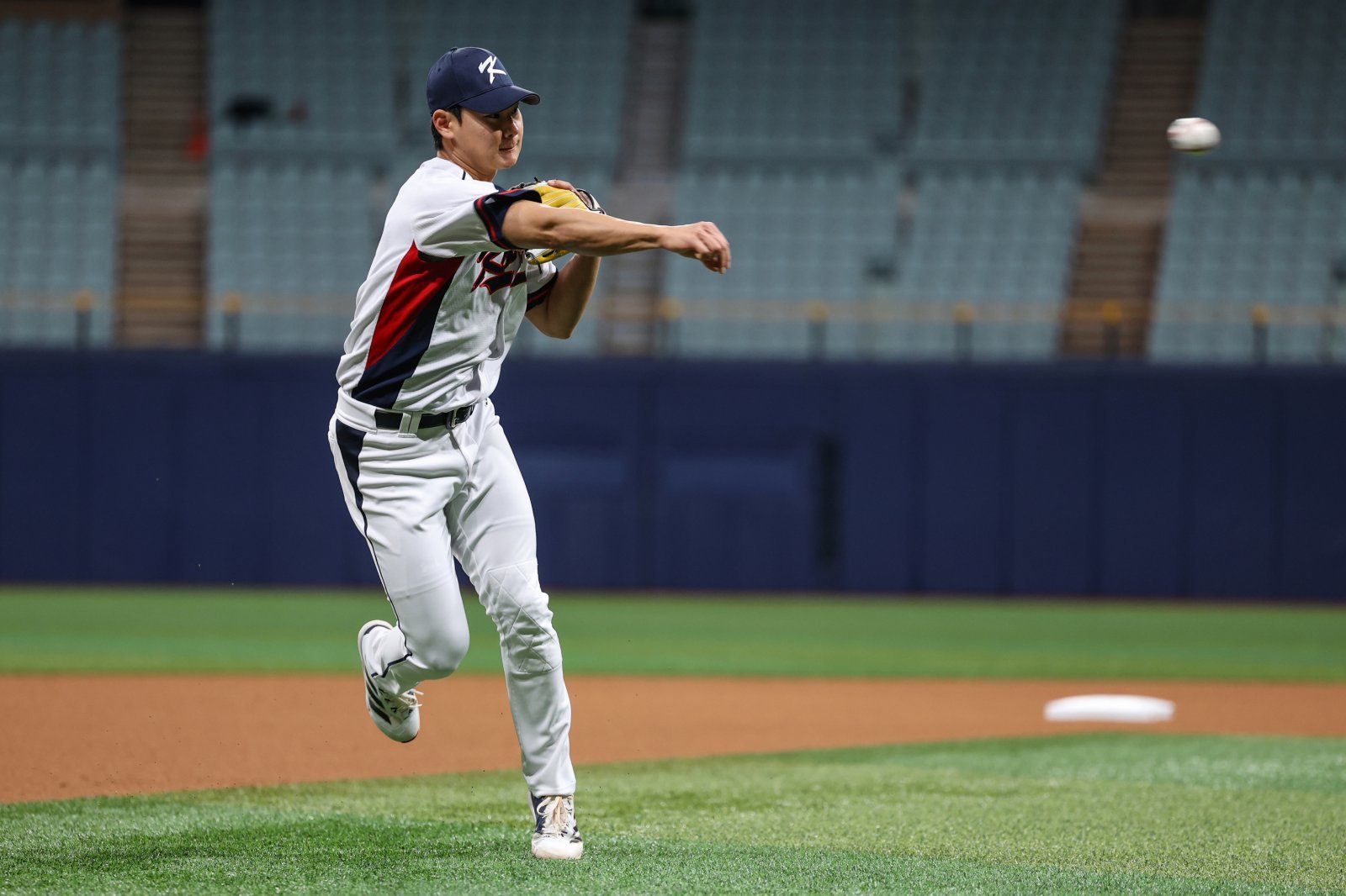 끝날 때까지 끝난 것이 아니다!…9회말 2사 후 김주원 극적 동점포, 한·일전 7-7 무승부 [SD 도쿄 스타]