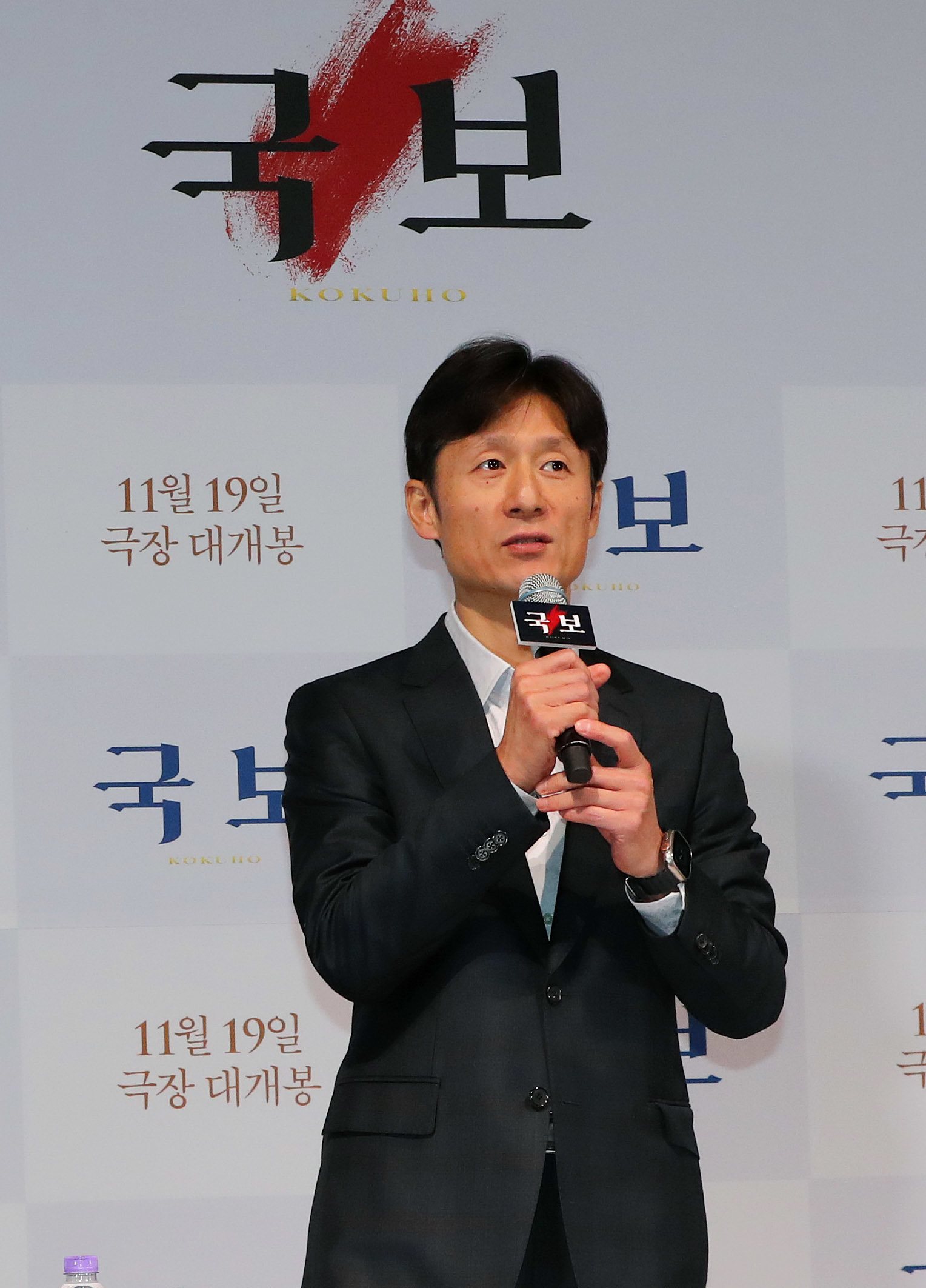 [서울=뉴시스] 김혜진 기자 = 일본 천만영화 ‘국보’를 연출한 재일 한국인 이상일 감독이 13일 오후 서울 용산구 CGV용산아이파크몰에서 열린 영화 ‘국보’ 언론시사회에서 인사말을 하고 있다.  일본에서 천만 관객을 돌파해 약 1600억원의 흥행 수익을 기록하며 일본 실사 영화로는 23년 만에 최대 기록을 세운 영화 ‘국보’는 일본 전통 무대예술 가부키의 아름다움과 극적 감동을 담아낸 작품이다. 영화는 야쿠자 집안 출신 소년 ‘키쿠오’(요시자와 료)가 가부키의 ‘온나가타’(여성 역할을 연기하는 남성 배우)로 성장하고, 만개하며, 부침을 겪는 50여년의 이야기를 그린다. 2025.11.13. jini@newsis.com