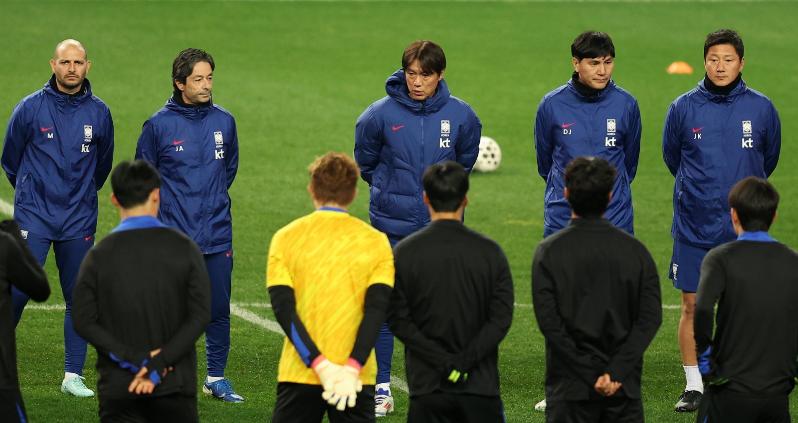 홍명보 감독과 축구대표팀 선수들이 볼리비아와 평가전을 앞둔 13일 대전월드컵경기장에서 공식 훈련을 하기 앞서 간단한 팀 미팅을 진행하고 있다. 대전|뉴시스