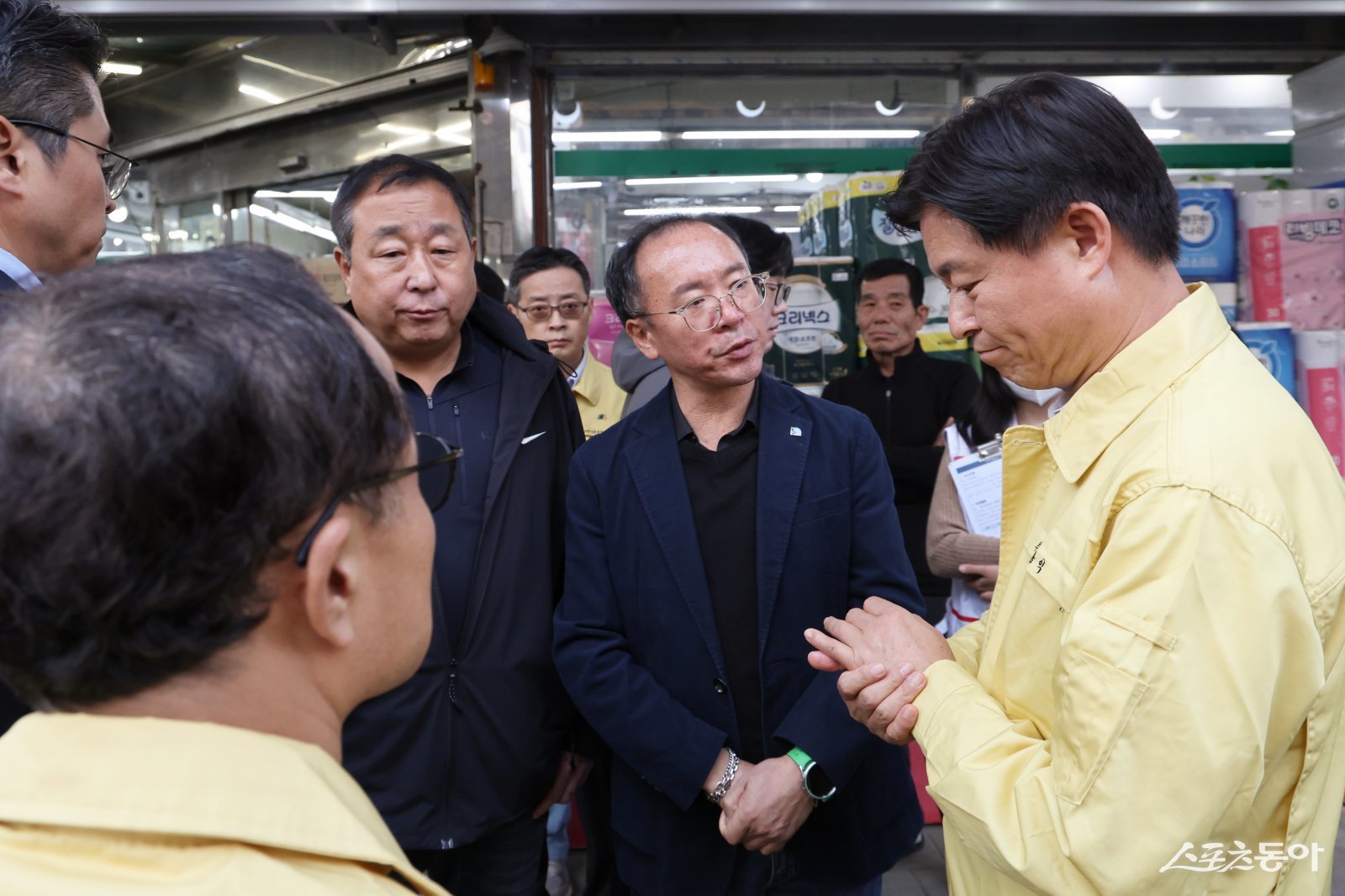 조용익 부천시장(오른쪽)이 13일 트럭 돌진 사고가 있었던 시장을 방문해 전국 전통시장 상인연합회 회장(오른쪽에서 두 번째) 및 부천시 전통시장 연합회 사무국장(오른쪽에서 세 번째)의 이야기를 듣고 있다. 사진제공|부천시