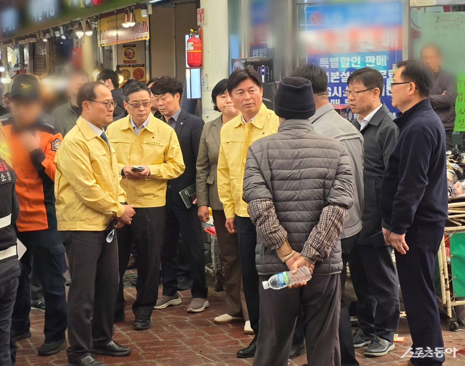 조용익 부천시장(왼쪽)이 13일 트럭 돌진 사고가 발생한 시장을 찾아 현장을 점검하고 시민들과 이야기를 나누고 있다. 사진제공|부천시