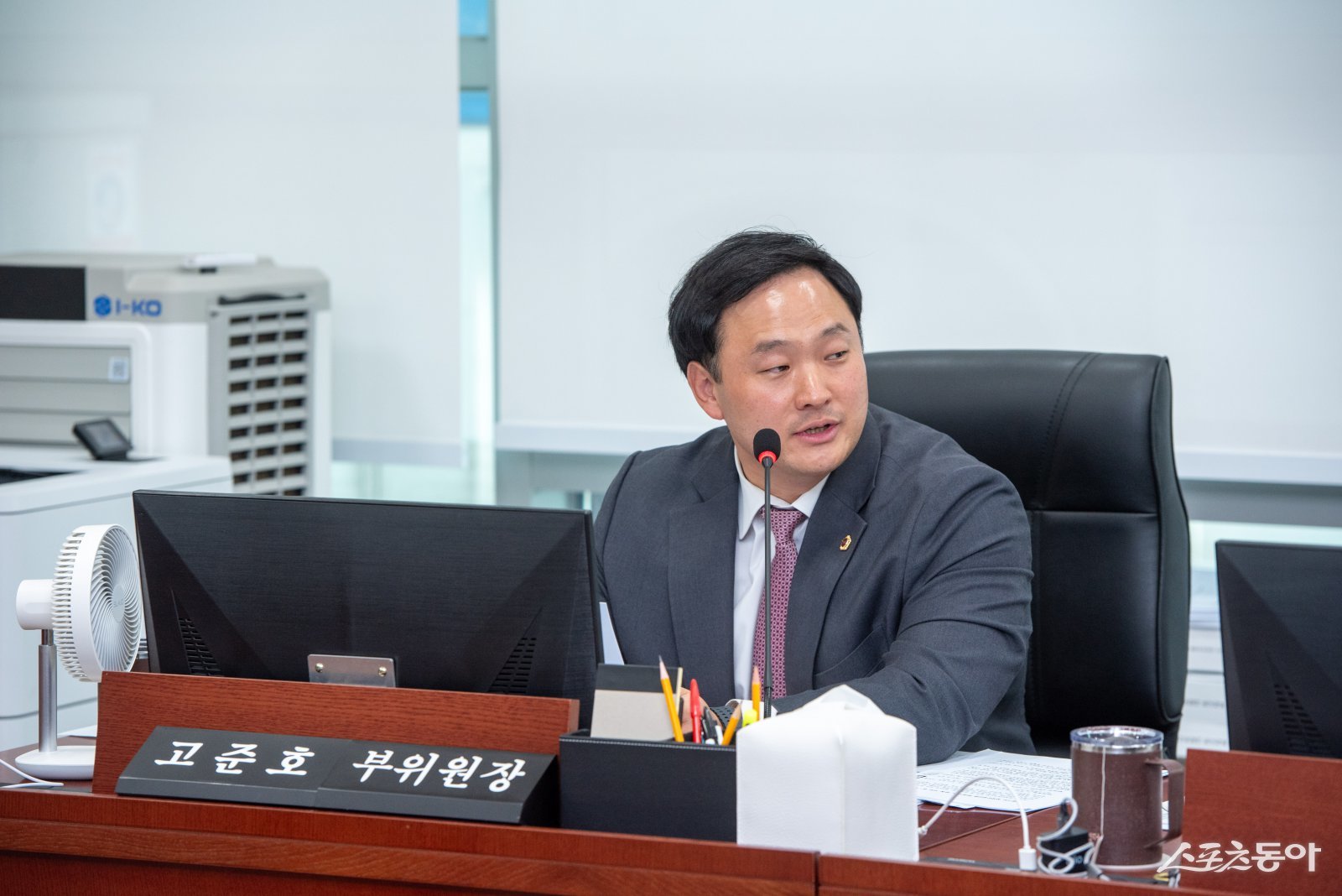 경기도의회 고준호 의원(국민의힘, 파주1)은 지난 13일 열린 제387회 정례회 보건복지위원회 행정사무감사에서 김훈 복지국장을 향해 “감사에 임하는 태도는 매우 유감스럽고, 이는 영상으로 영원히 기록될 것”이라고 강하게 질타했다(고준호 의원). 사진제공|경기도의회