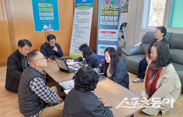 지난 11일 문경읍 마원1리 마을회관에서 지적 민원 현장 방문 처리를 하고 있는 모습. 사진제공ㅣ문경시