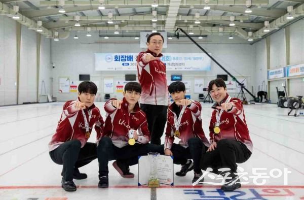 의성군청 남자컬링팀(왼쪽부터) 김진훈(리드), 표정민(세컨), 이동건(코치), 김효준(서드), 정병진(스킵) 선수가 기념촬영을 하고 있는 모습. 사진제공ㅣ의성군