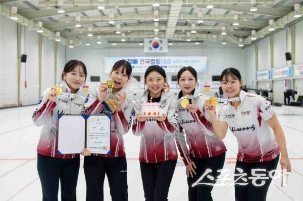 의성군청 여자컬링팀(왼쪽부터) 박한별(서드), 김해정(리드), 이슬비(코치), 김수현(스킵), 방유진(세컨) 선수가 기념촬영을 하고 있는 모습. 사진제공ㅣ의성군