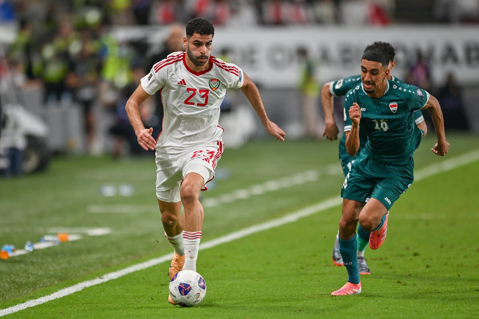 UAE 술탄 아딜(왼쪽)이 14일(한국시간) UAE 아부다비에서 열린 북중미월드컵 아시아 5차 예선 플레이오프 1차전 홈경기서 이라크 아미르 포우드의 견제를 피해 드리블하고 있다. 아부디바|AP뉴시스