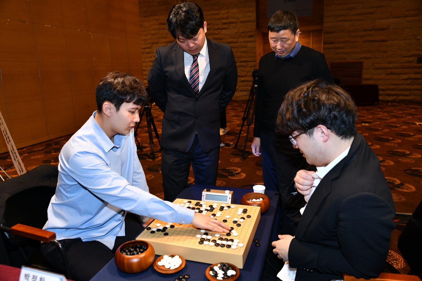 대국 종료 후 박정환 9단(왼뽁)과 랴오위안허 9단이 복기를 하고 있다.        한국기원 제공