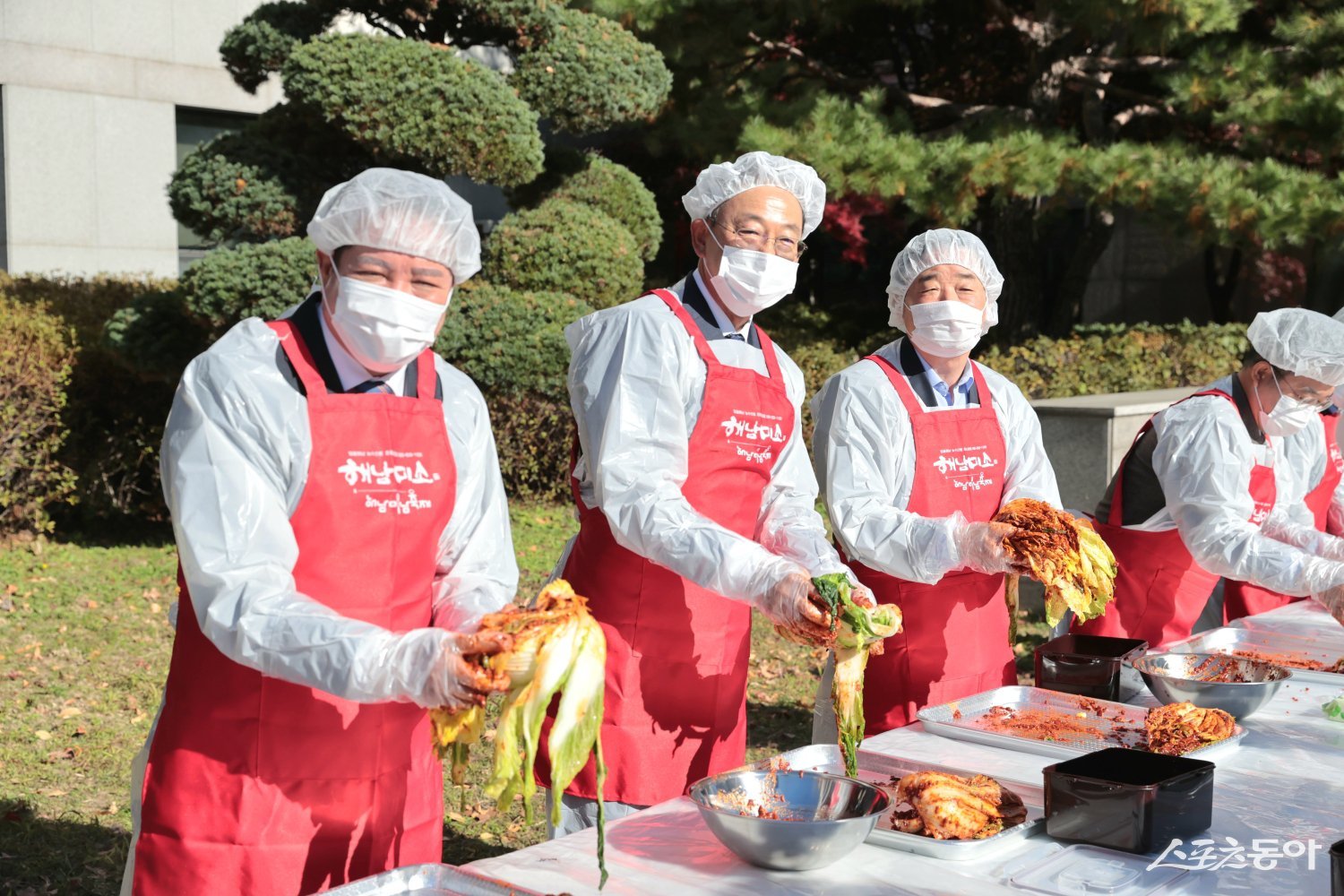명현관 해남군수가 군 관계자들과 14일 안양시청에서 사랑의 김장김치 나눔행사에 참여해 김장  김치를 담그고 있다. 사진제공=해남군