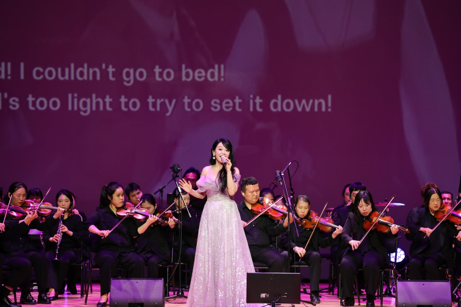 희망이음콘서트에서 뮤지컬배우 김소현과 한빛예술단이 공연하고 있다 강원랜드 제공